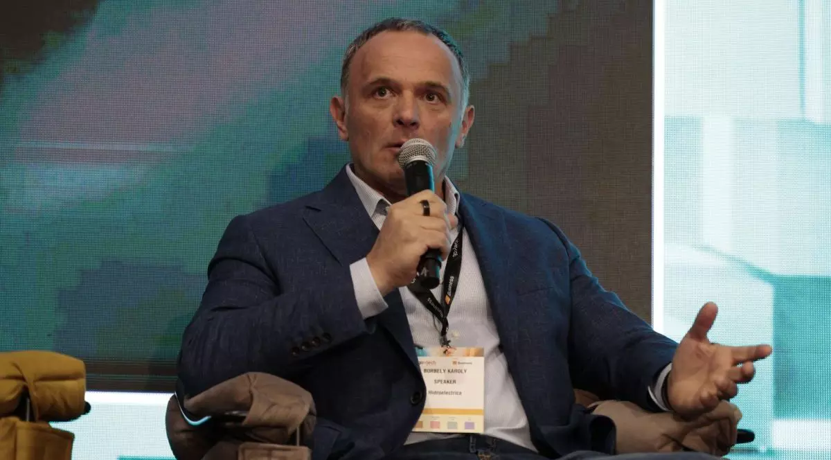 Karoly Borbely, CEO Hidroelectrica, vorbește la microfon la un eveniment