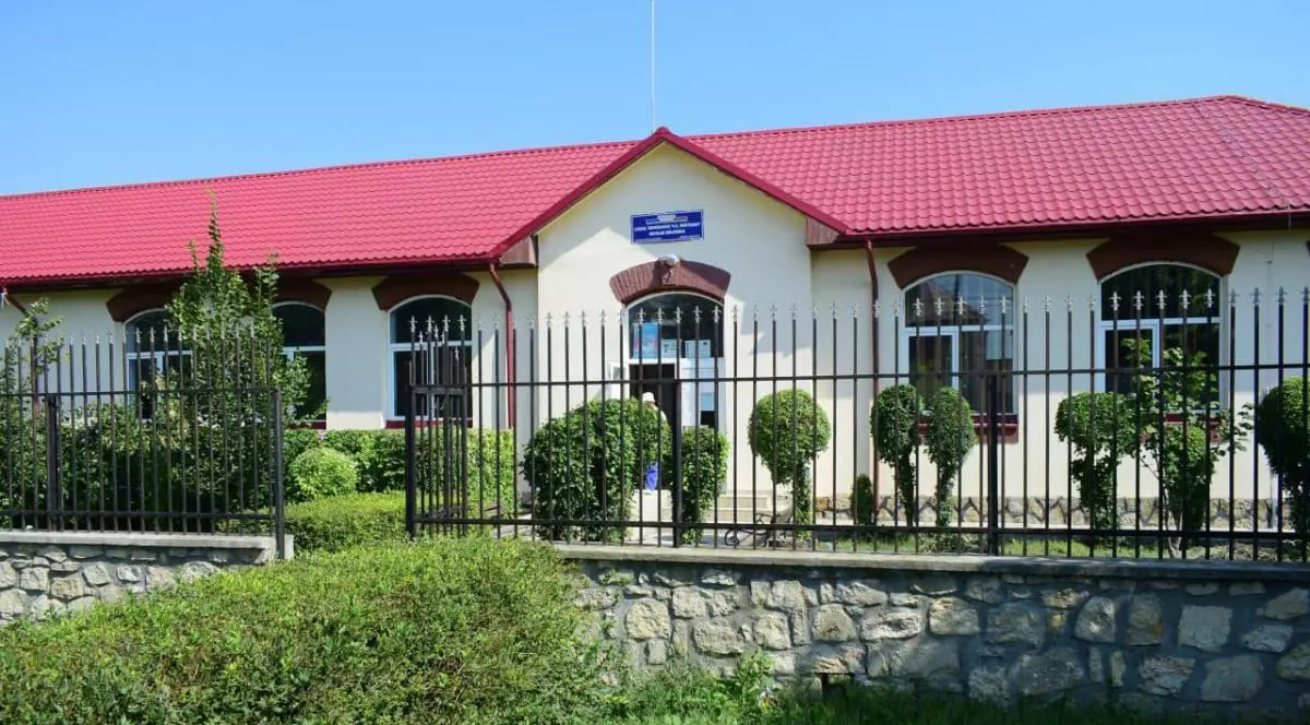 Clădirea Liceului Tehnologic I.C. Brătianu din Constanța, având în față pomi înfrunziți