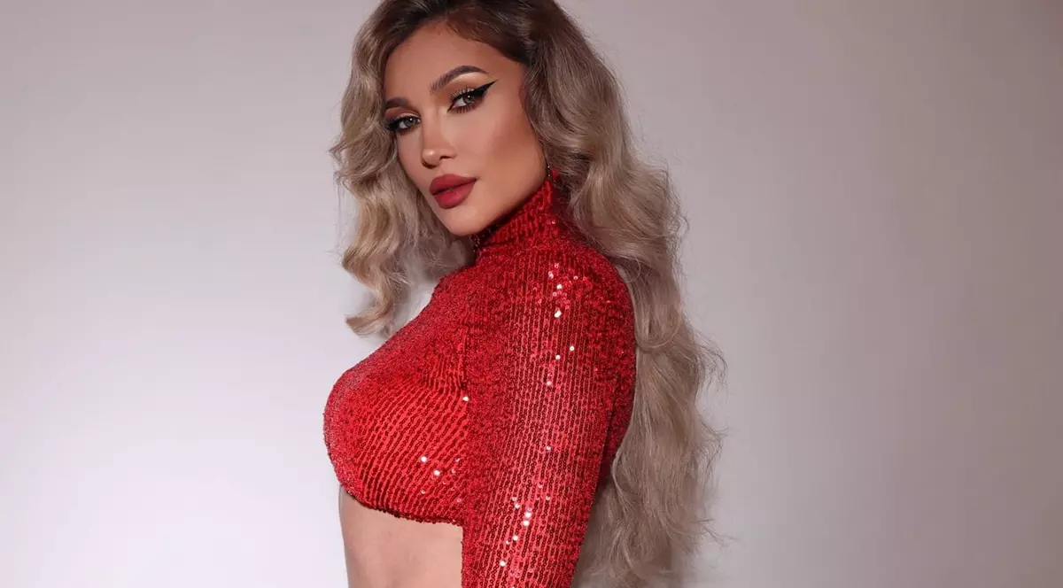 Dieta Lorei la 42 de ani. Cu ce combină apa minerală și ce face artista zi de zi. „Aruncați sucurile!”