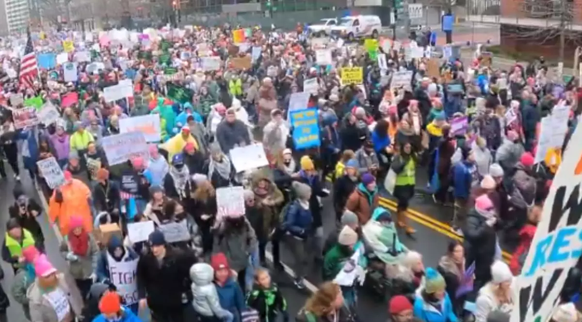 Mii de manifestanți au ieșit pe străzile din Washington scandând împotriva lui Trump | VIDEO