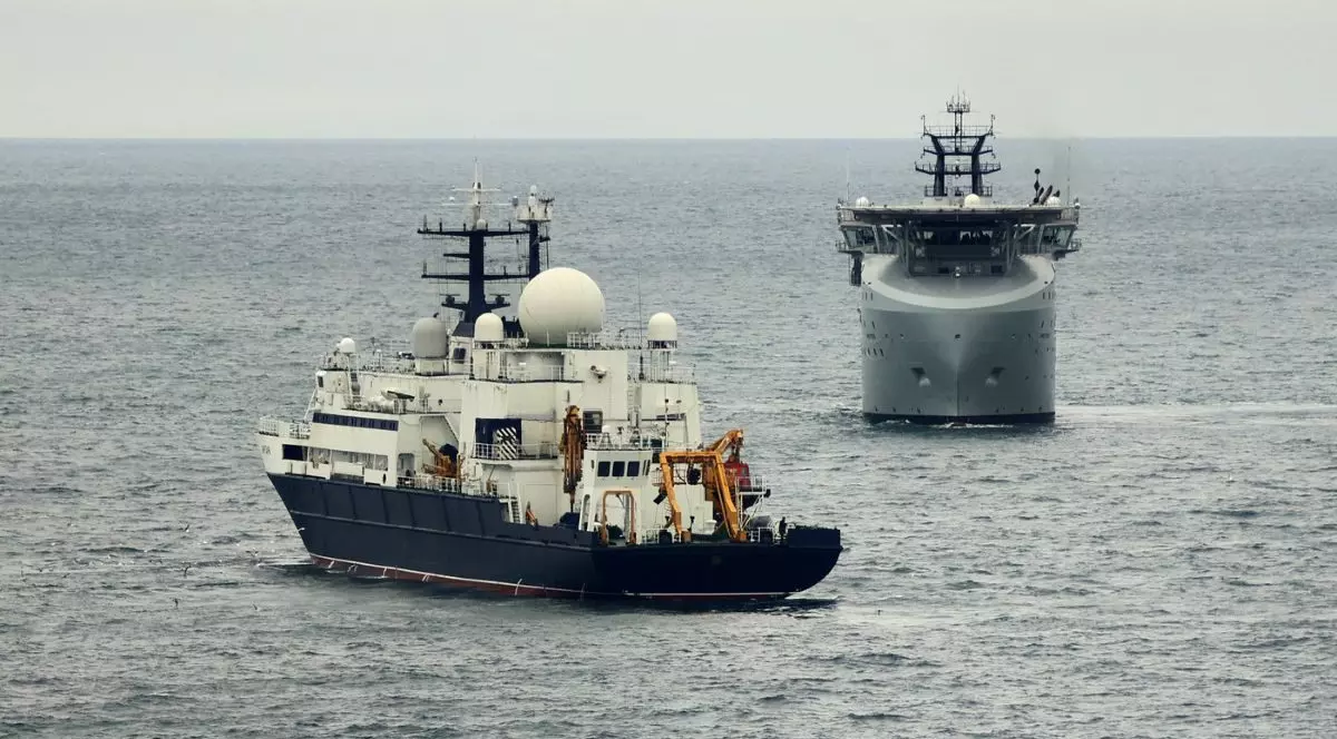Un submarin al Marinei Regale monitorizează nava spion rusă Yantar