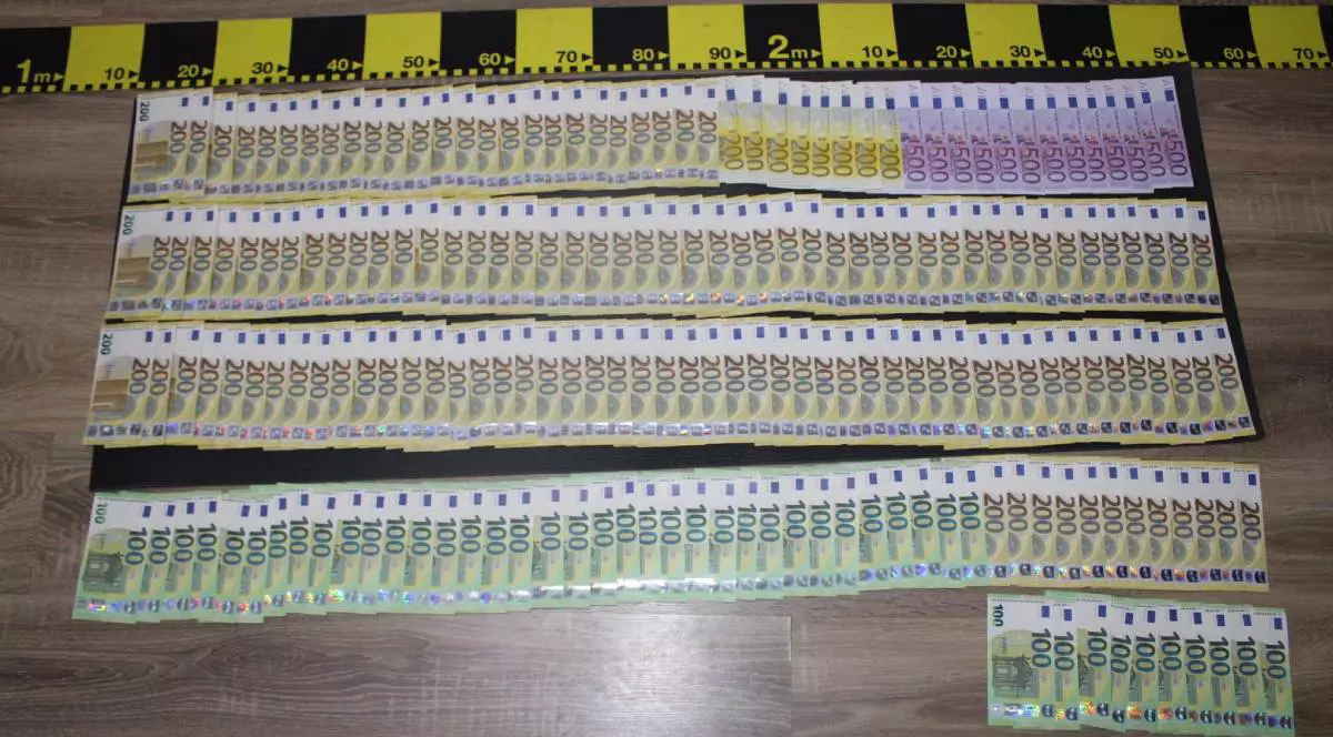 bancnote euro intinse pe o masa confiscate de politie