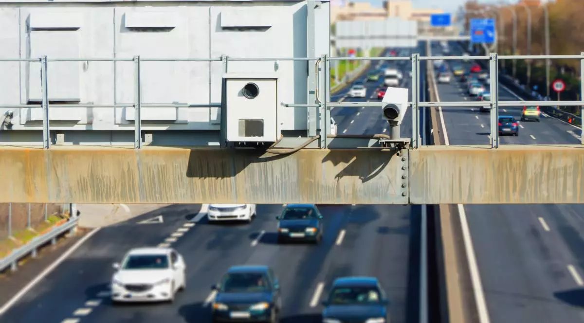 masini in trafic, pasarela unde sunt montate camere video