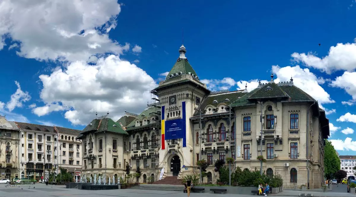 palatul administrativ din craiova. in fata sunt puse drapelul national si cel al uniunii europene