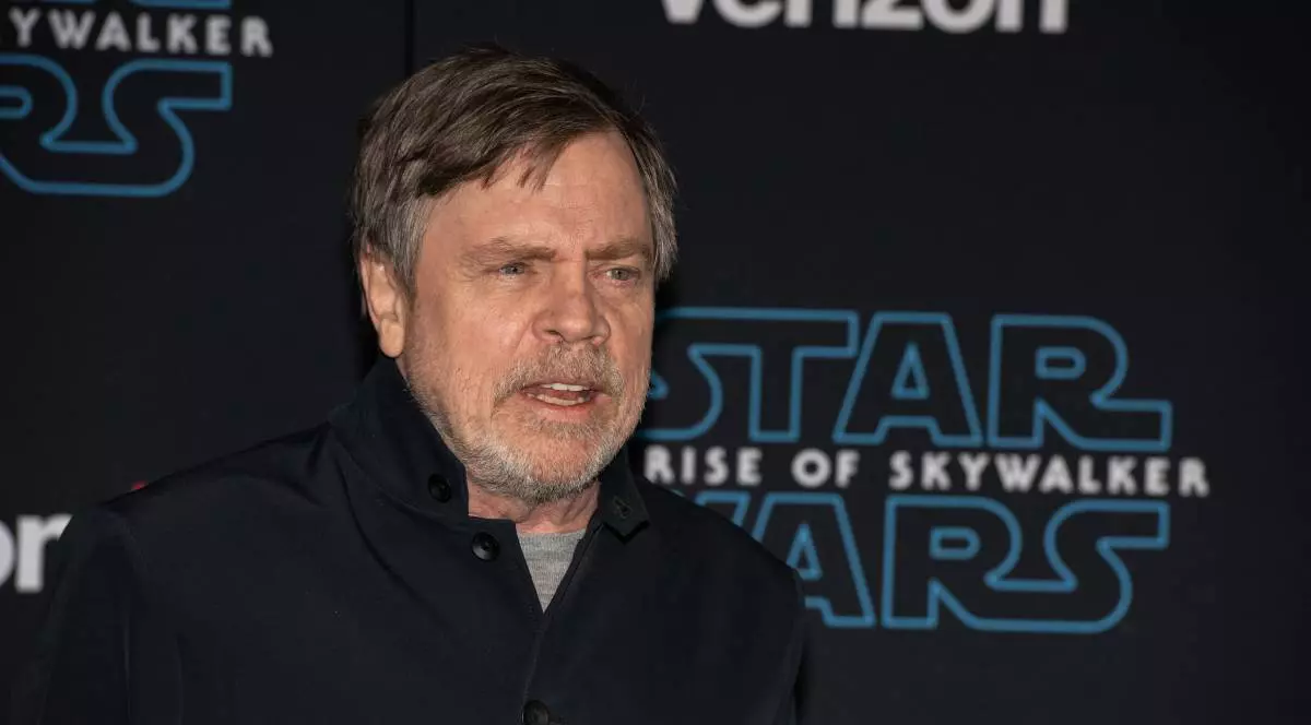Mark Hamill, actorul cunoscut pentru rolul din Star Wars imbracat intr-o camasa neagra