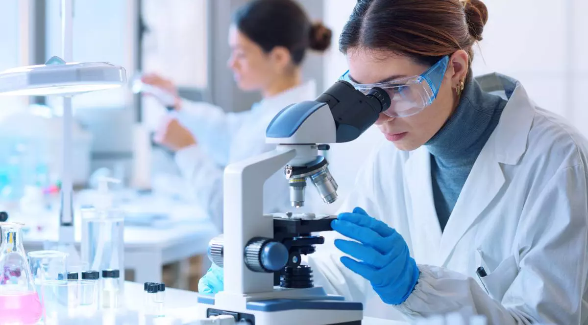 medic laborator cercetare in halat alb
