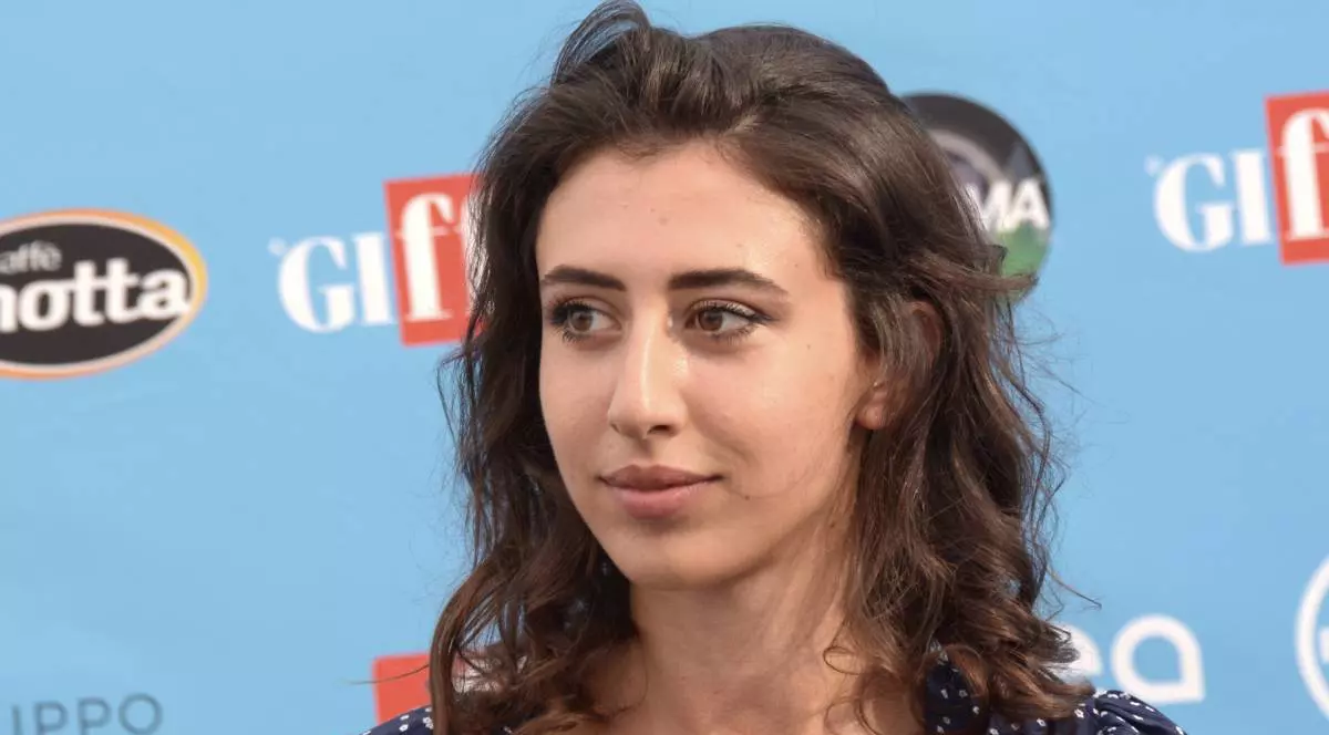 jurnalista italiana cecilia sala pe fundal un panou publicitar