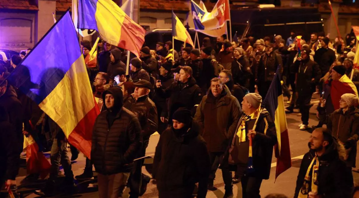 protestatari bucuresti cu drapelul national