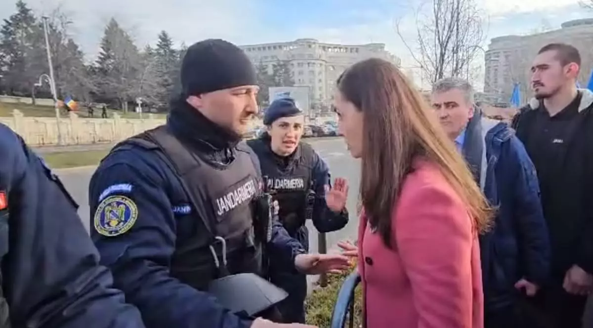 anamaria gavrila presedinte pot in timpul unui protest in piata constitutiei amenintand jandarmeria romana