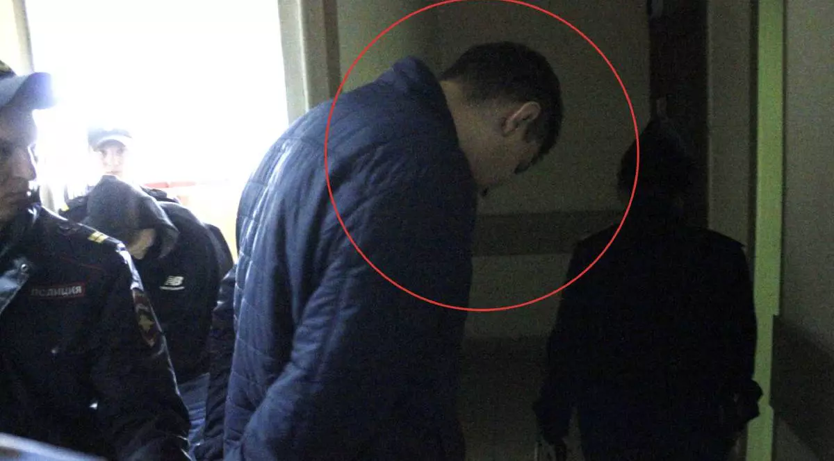 barbat rus incatusat in saptele sau este un politist