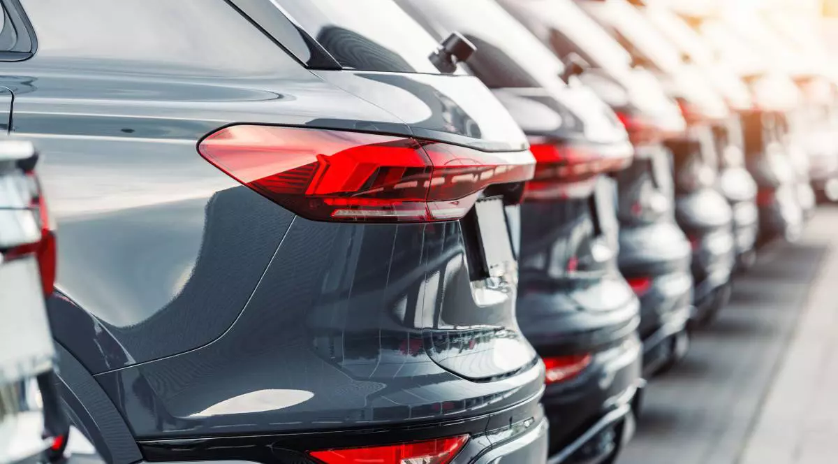 mai multe masini de culoare gri aliniate intr-o parcare