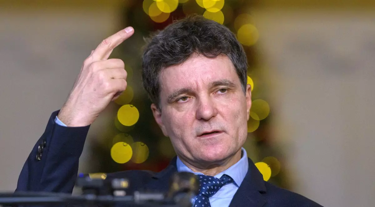 Nicușor Dan gesticulează în cadrul unei conferințe de presă