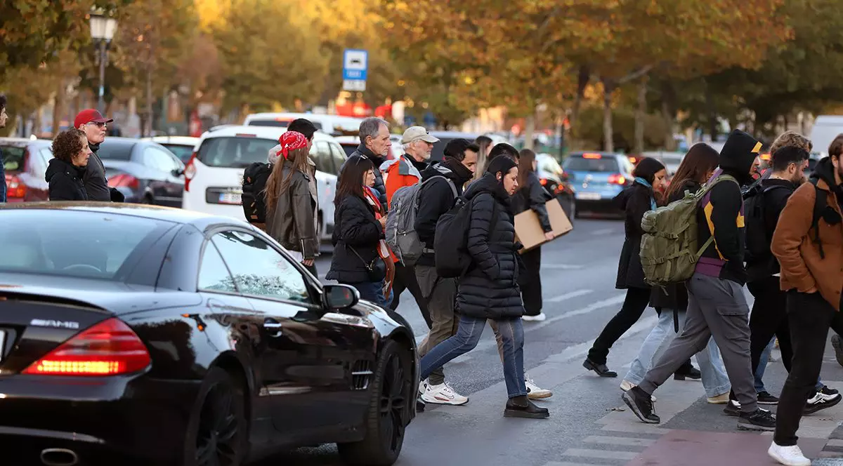 Oameni surprinși pe trecerea de pietoni.