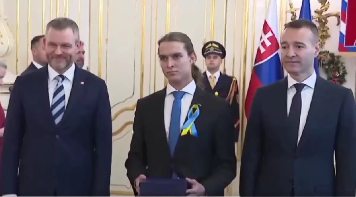 Peter Pellegrini (stânga) și elevul care a refuzat să-i strângă mâna Captură X