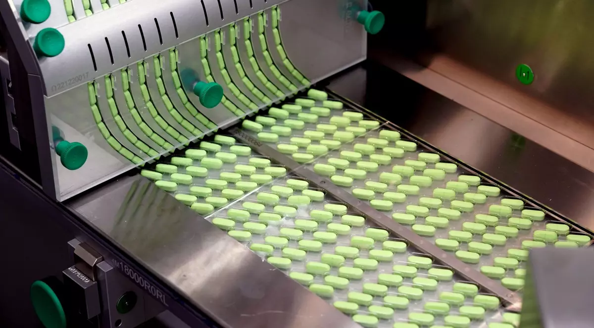 O vedere arată linia de producție de la fabrica OTCPharm Pro, din Kaliningrad, Rusia. Fabrica OTCPharm Pro va produce o gamă largă de produse farmaceutice de care are nevoie piața rusă, inclusiv antibiotice, antivirale, imunomodulatoare, analgezice, nootropice și mucolitice.