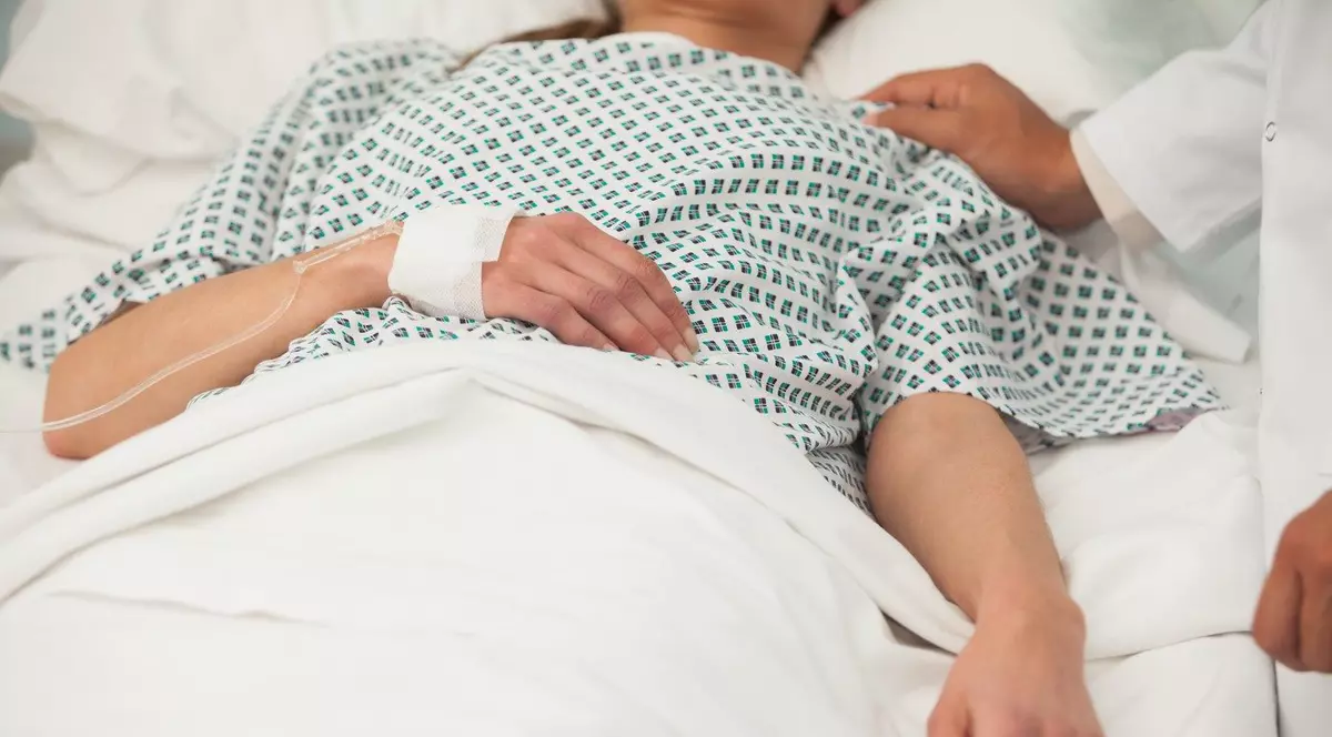 femeie pe patul de spital