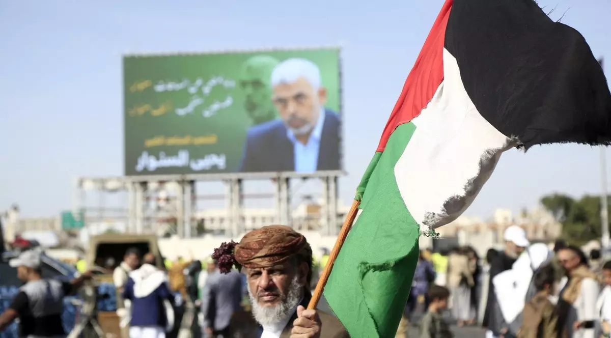 Susținător al Hamas cu steagul palestinian în mână Foto: Profimedia