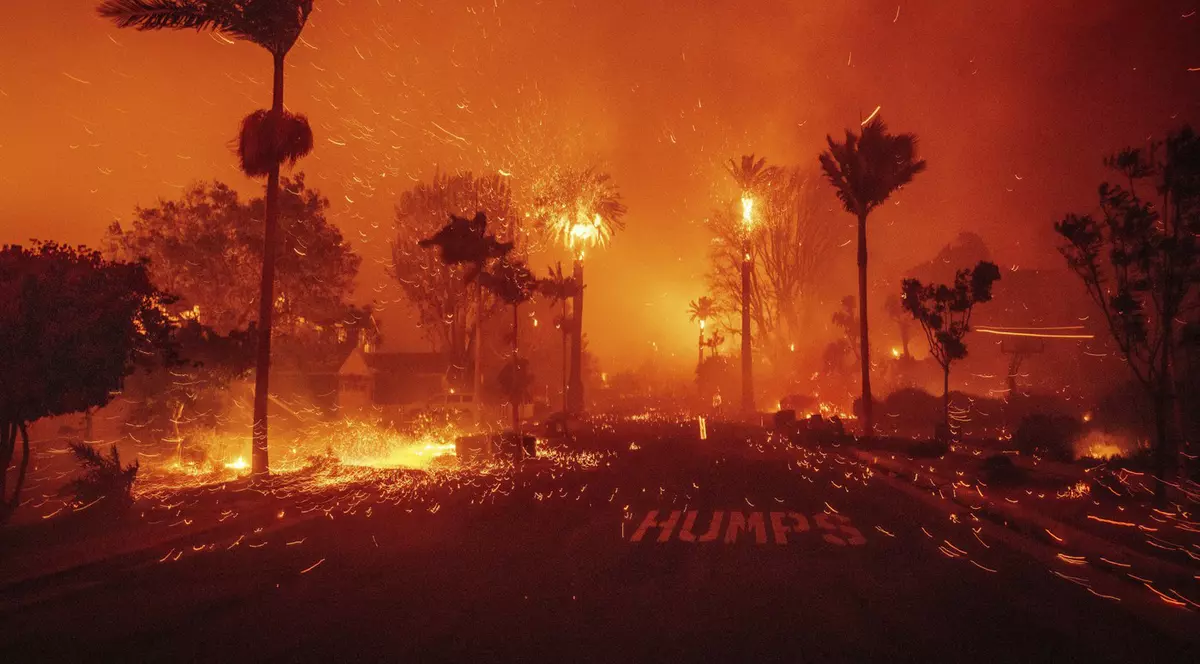 Stare de urgență la Los Angeles după un incendiu uriaș. 30.000 de persoane au fost evacuate, Air Force One, blocat la sol 