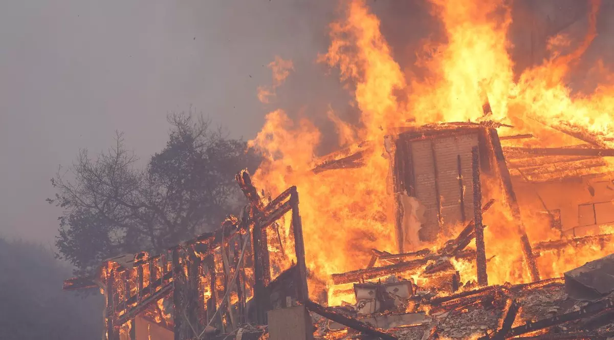 o casă înghițită de flăcări din Los Angeles