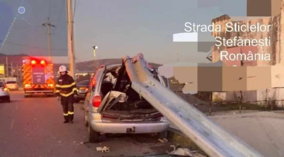 masină străpunsă de un parapet metalic