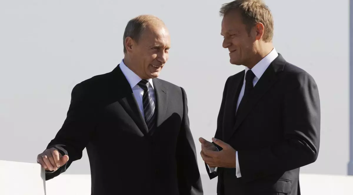 Vladamir Putin, președintele Federației Ruse discută cu Donald Tusk, prim-ministrul Poloniei