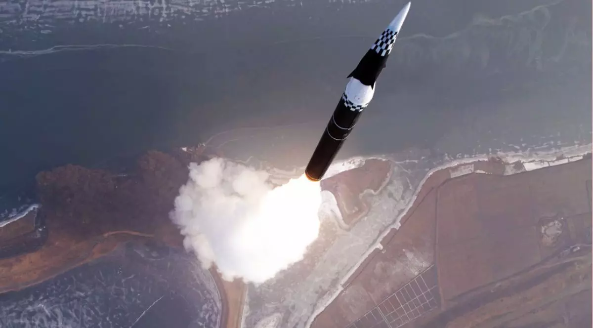 Coreea de Nord se laudă că noua rachetă hipersonică pe care abia a lansat-o a avut de 12 ori viteza sunetului și va „stăpâni” orice rival