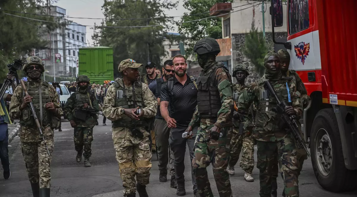 Rebelii M23 escortează mercenari români la punctul de trecere a frontierei cu Rwanda în Goma, Republica Democrată Congo, miercuri, 29 ianuarie 2025.