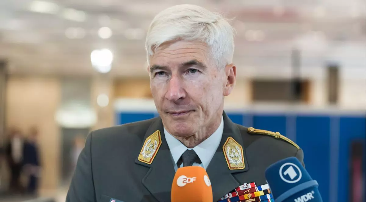 Robert Brieger, îmbrăcat în uniformă militară, dând un interviu