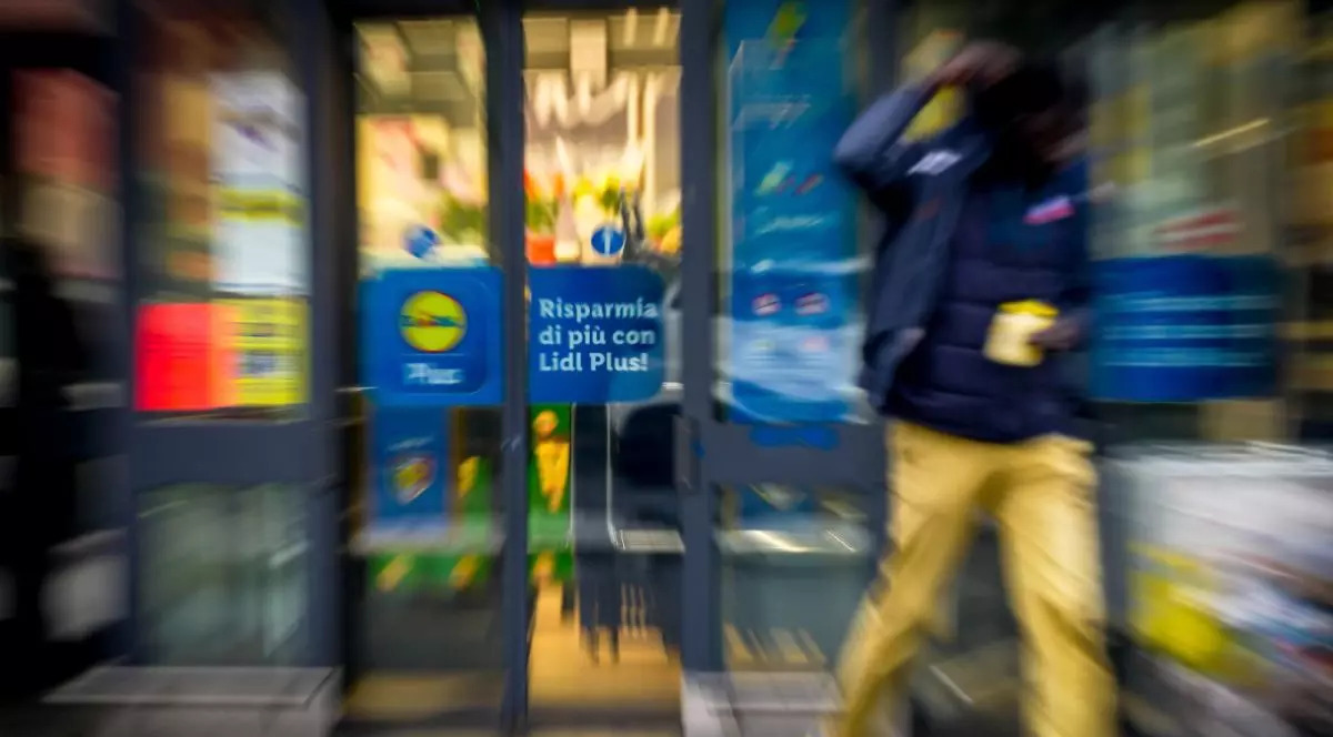 Un șofer român de TIR a fost luat la pietre de clienți în fața unui magazin Lidl din Italia, unde tocmai își înjunghiase de 14 ori soția