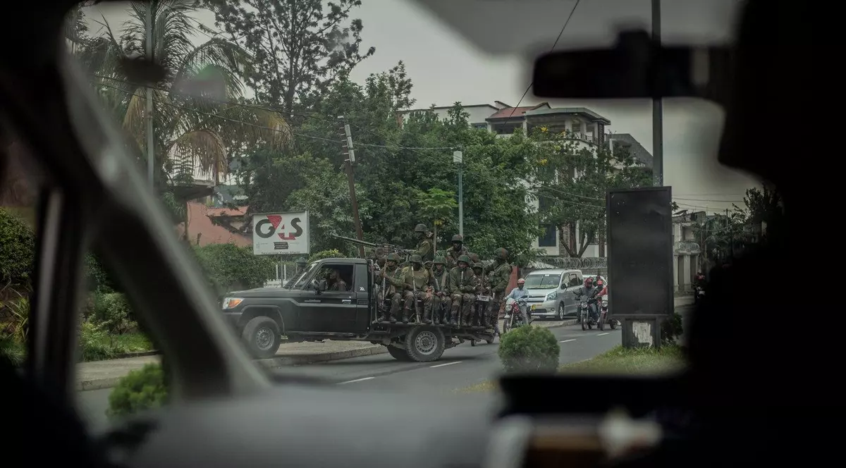 Soldați ai Forțelor Armate ale Republicii Democrate Congo (FARDC) călătoresc cu o camionetă în Nzulo, pe drumul principal care leagă capitala Nord Kivu, Goma, de orașul Sake, pe 25 ianuarie 2025.