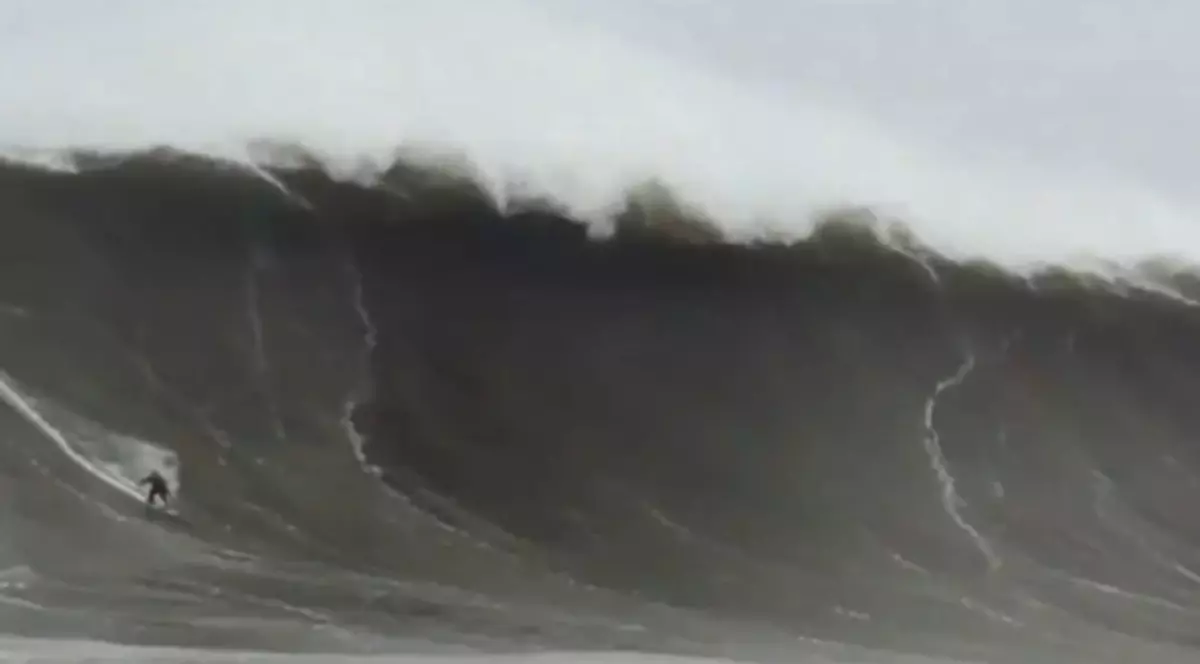 Un surfer californian ar fi doborât recordul mondial pentru cel mai mare val navigat vreodată