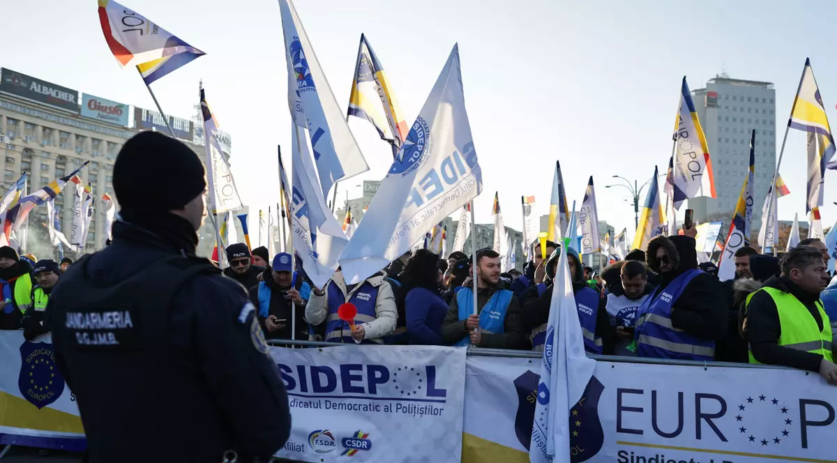 Sute de polițiști din Brăila au venit la protestul din București. Ce le-a transmis Marcel Ciolacu manifestanților