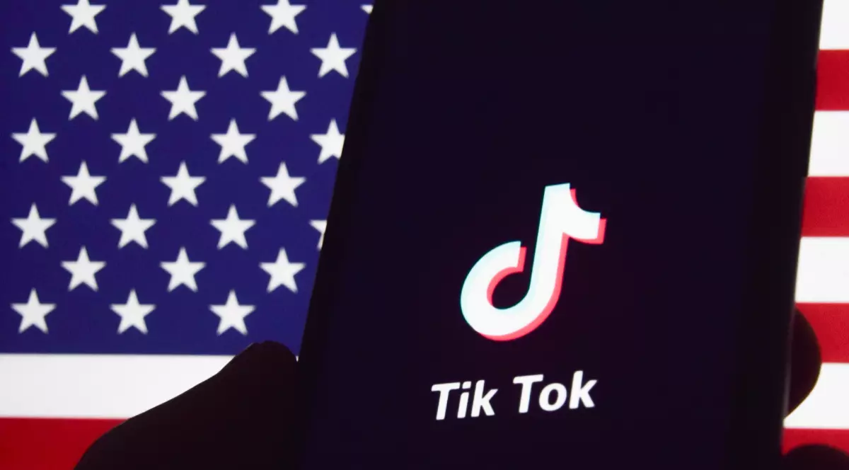 logo-ul aplicației tiktok afișat pe ecranul negru al unui telefon mobil, în fața steagului americii