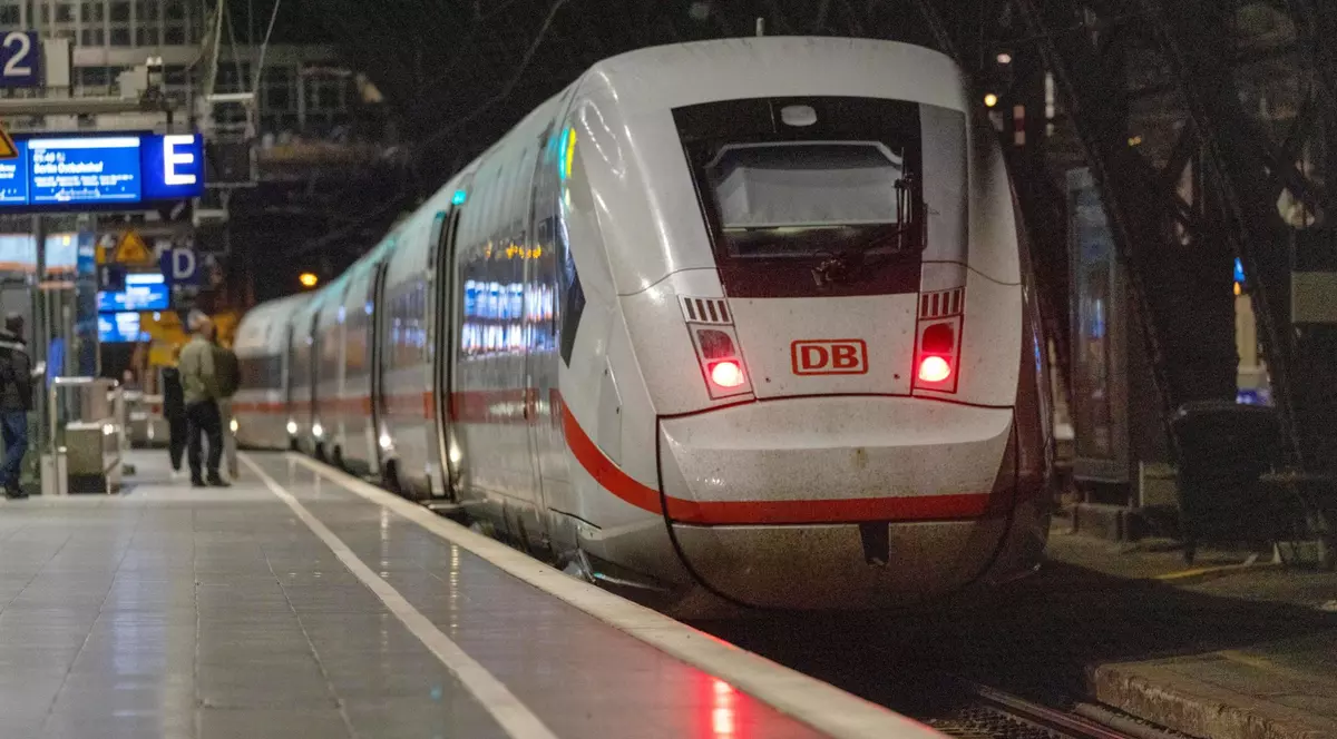 Tren in gara din Cologne, Germania