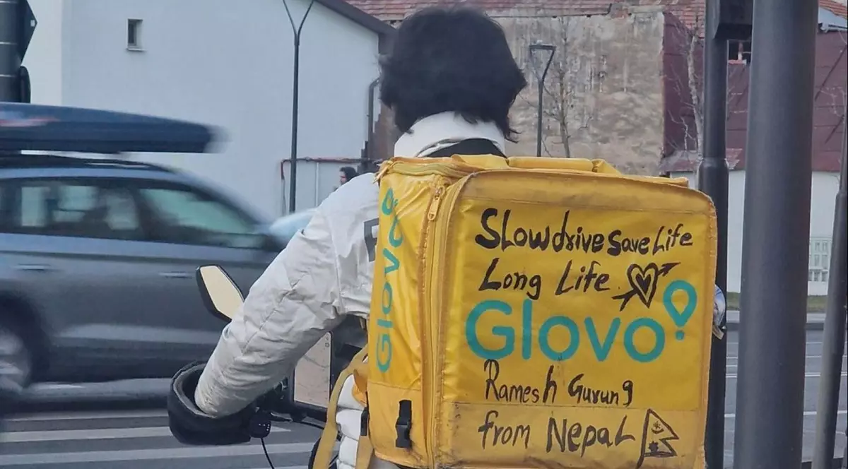 Un nepalez care livrează mâncare în Cluj a scris pe geantă un mesaj pentru șoferi