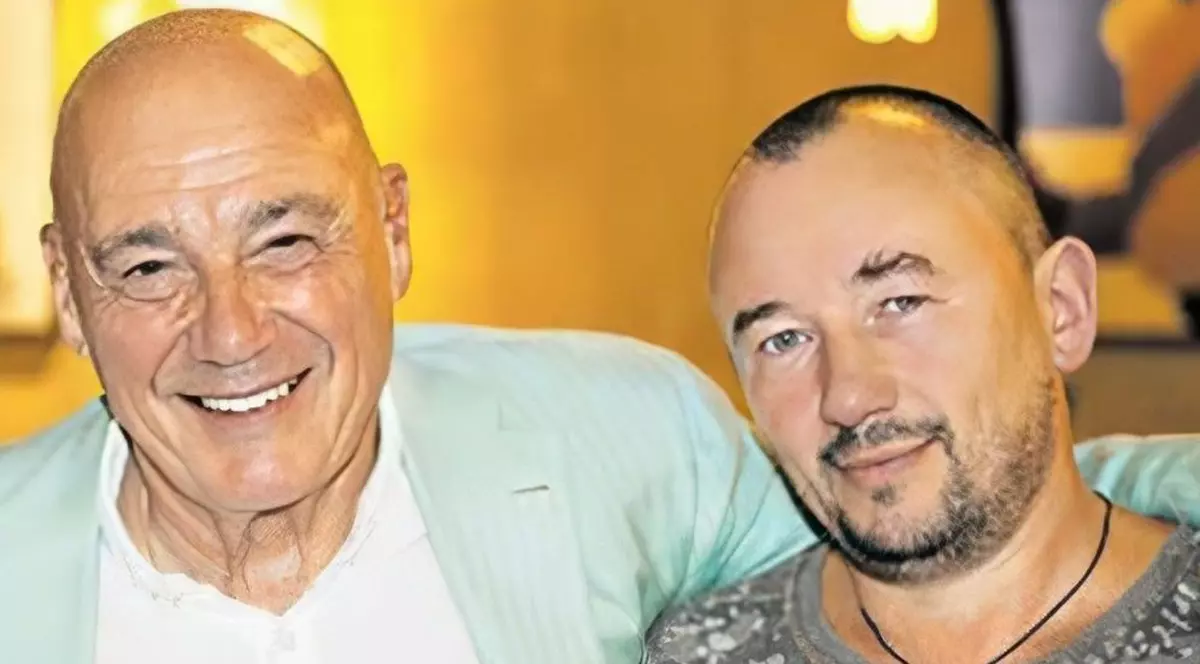 Vladimir Pozner (stânga) împreună cu Artion Șenin (dreapta)