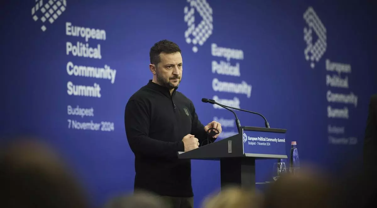 Președintele ucrainean Volodomir Zelenski, în cadrul unei conferințe de presă. Este îmbrăcat casual și așteaptă întrebările jurnaliștilor