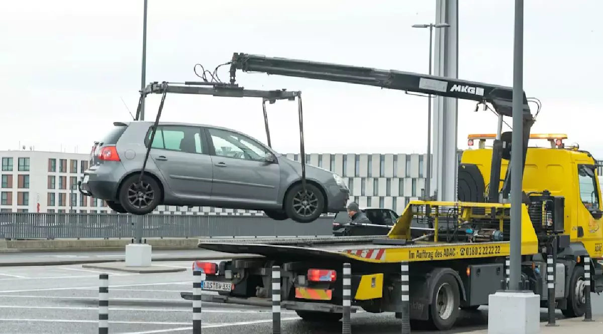 Un VW Golf pe o platformă