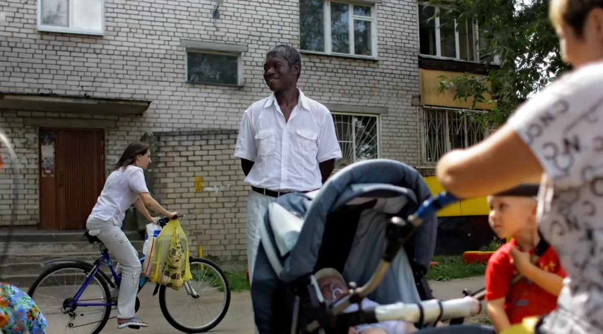 consilierul rus Jean Gregoire Sagbo vorbește cu alegătorii din districtul său din Novozavidovo,