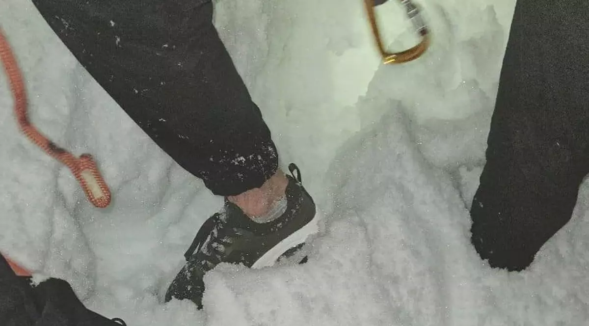 turist in adidași pe munte