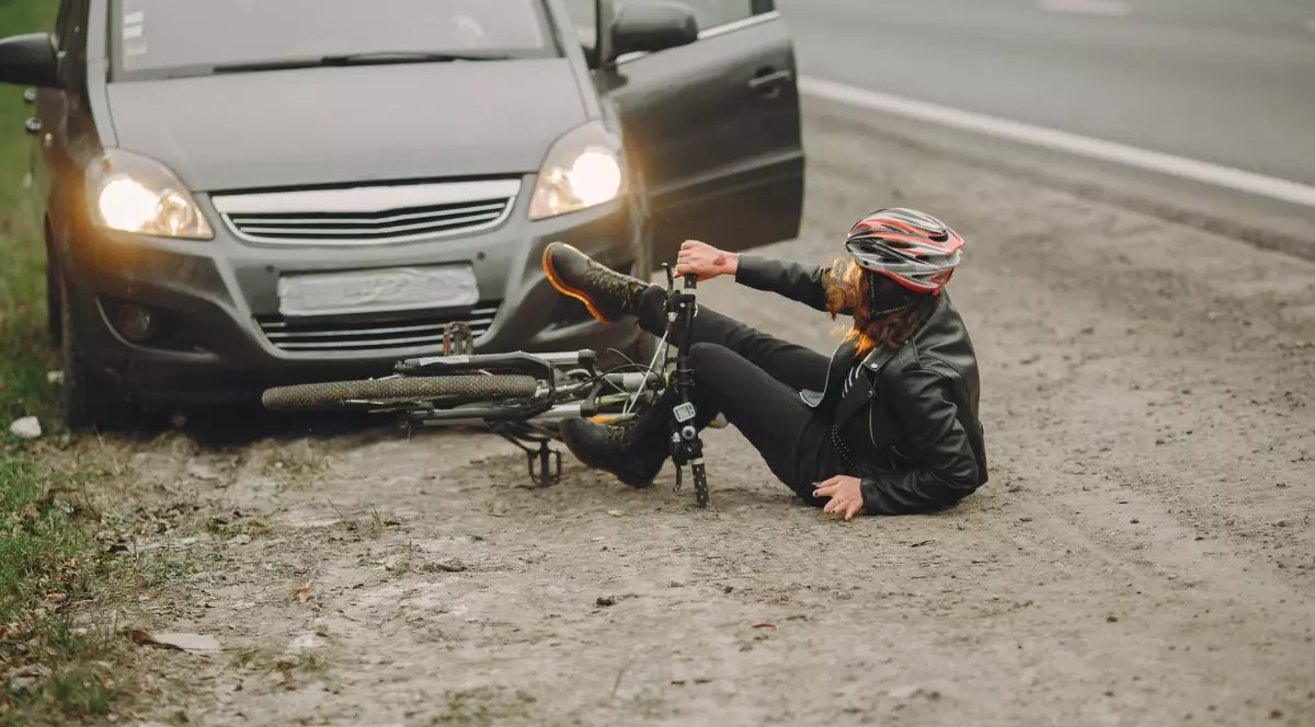 accident auto mașină bicicletă biciclist acroșat dărmat de la bicicleta