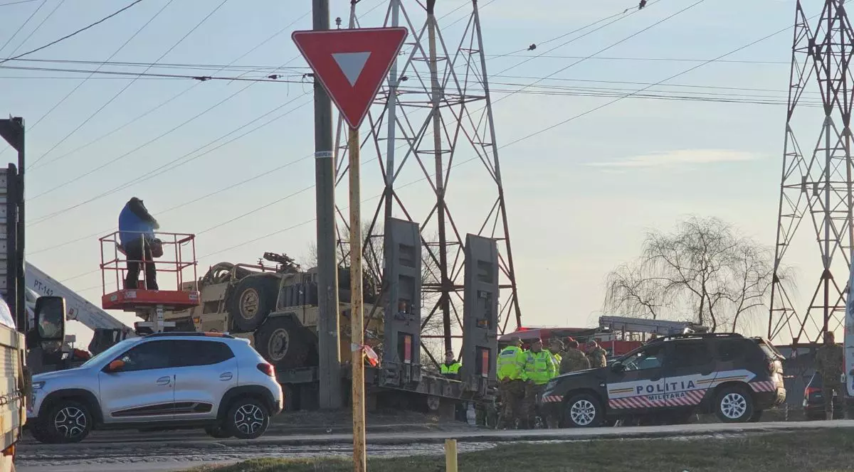 Un vehicul militar condus de un soldat britanic a acroșat doi stâlpi de electricitate din Galați