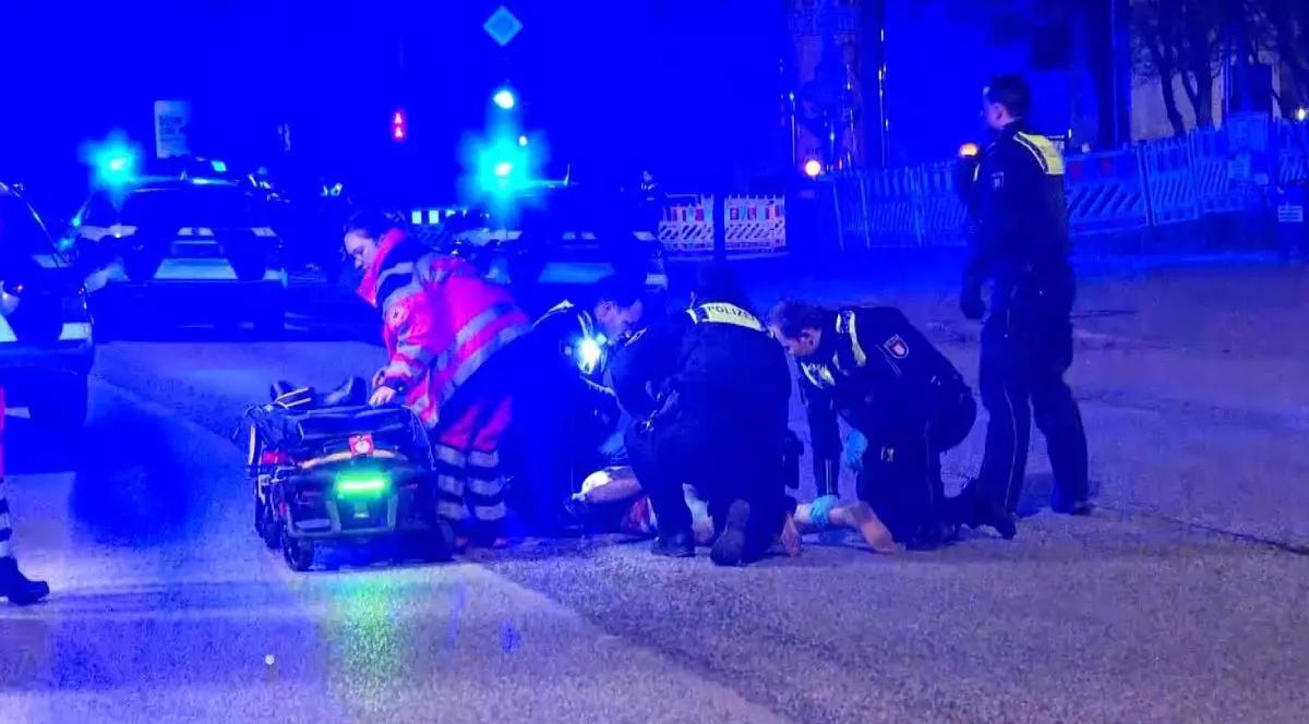 Imagini de noapte din Hamburg, Germania, cu poliție si o victima pe asfalt Sursă foto : abendblatt.de