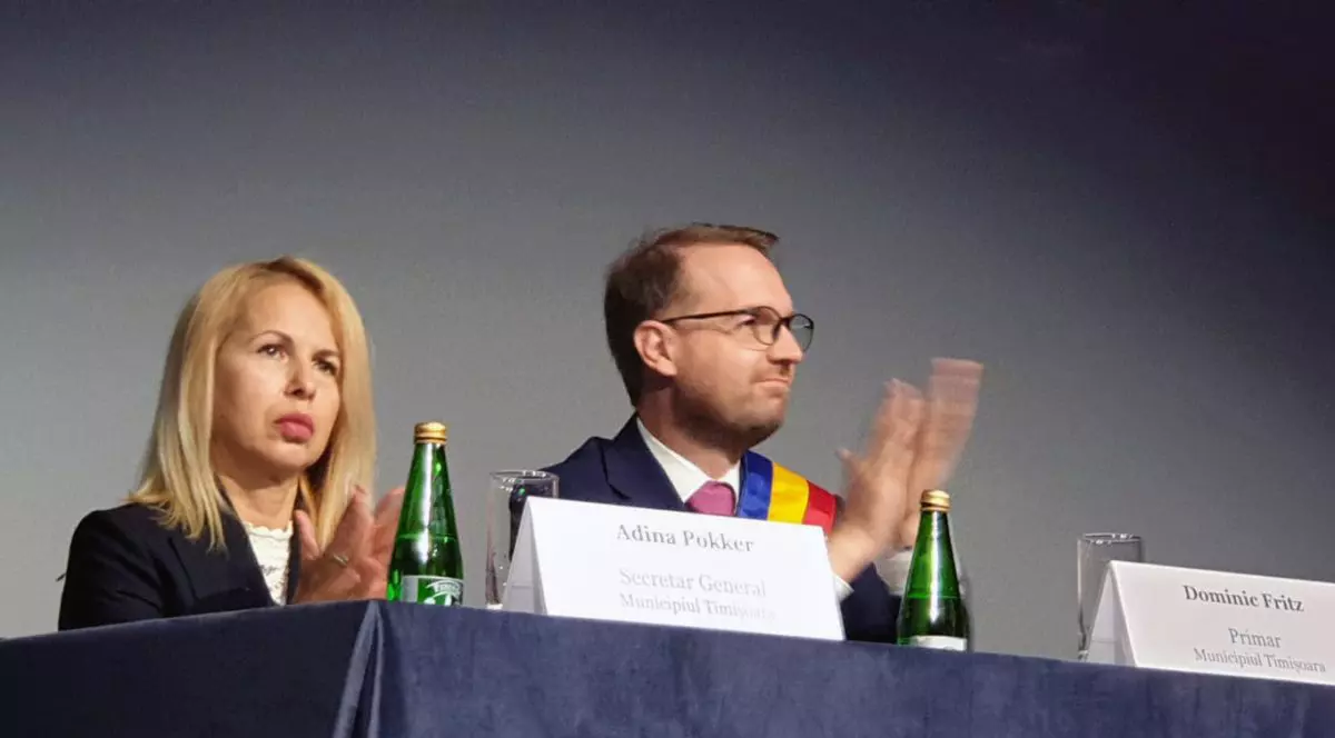 adina pokker si dominic fritz la o conferință de presă