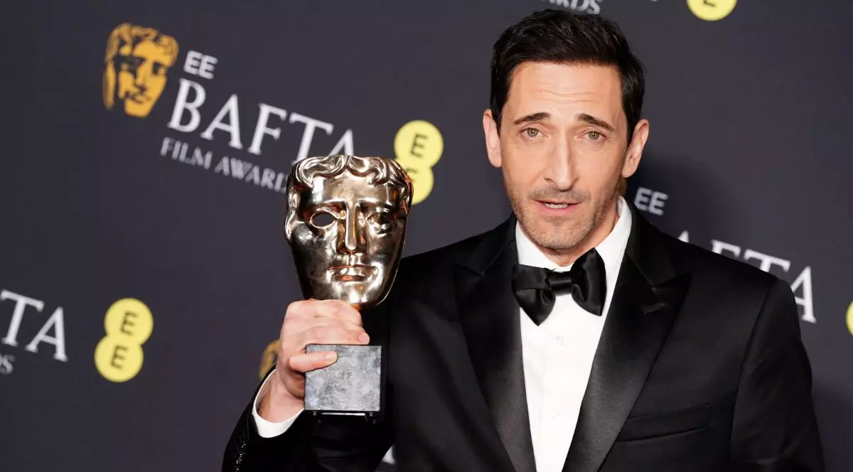 Adrien Brody în sala câștigătorilor la Premiile EE BAFTA 2025, 16 februarie 2025