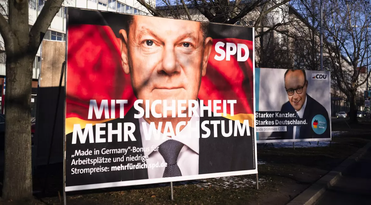 Afișe electorale ale SPD, cu cancelarul Olaf Scholz (stânga), și ale Partidului Uniunii Creștin Democrate, cu Friedrich Merz, pe un drum din Berlin.
