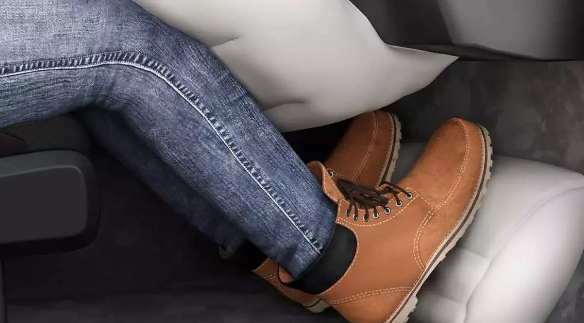 picioarele unei persoane care este incaltata cu o pereche de ghete maro, sub talpi si deasupra picioarelor exista cate un airbag