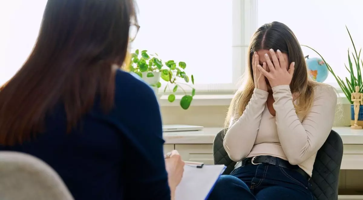 Tristă, nervoasă, nefericită, deprimată, pacientă tânără la întâlnirea de ajutor, Sursă foto: Profimedia