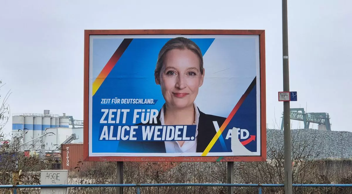 Un afiș de campanie electorală cu un portret al co-liderului și candidatului principal al partidului de extremă dreapta Alternativa pentru Germania (AfD), Alice Weidel, este ilustrat în Dortmund, vestul Germaniei, pe 20 februarie 2025