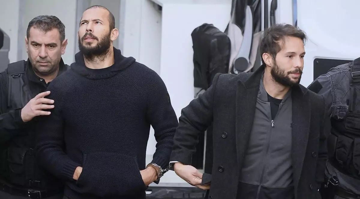 Fostul kickboxer Andrew Tate și fratele său Tristan sosesc în instanță pentru a participa la apelul lor din București, România, pe 01 februarie 2023. Ambii sunt îmbrăcați în negru și par îngrijorați